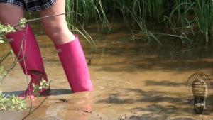 bad-girl-2-mudding-in-pink-w_7.jpg