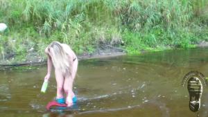 boots-washing-in-a-stream_13.jpg