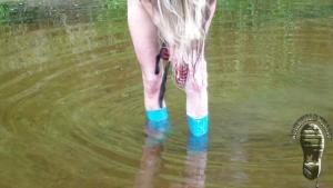 boots-washing-in-a-stream_15.jpg