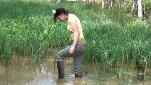brook-playing-in-the-mud_13.jpg