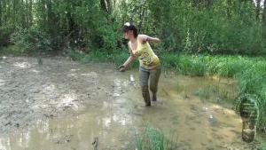 brook-playing-in-the-mud_14.jpg