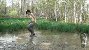 brook-playing-in-the-mud_4.jpg