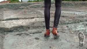 deep-mud-high-heels_5.jpg