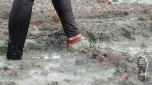 deep-mud-high-heels_7.jpg