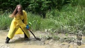 her-muddy-rainwear_10.jpg