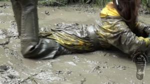 her-muddy-rainwear_18.jpg