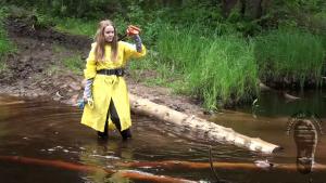 her-muddy-rainwear_3.jpg