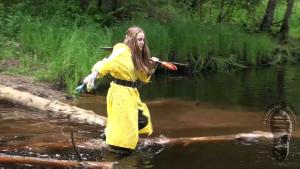 her-muddy-rainwear_4.jpg