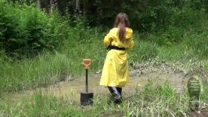 her-muddy-rainwear_5.jpg