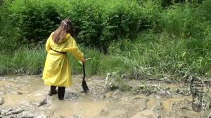 her-muddy-rainwear_7.jpg