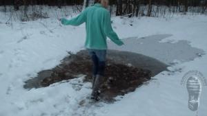 icy-queen-in-snowy-puddle_15.jpg