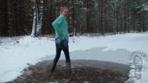 icy-queen-in-snowy-puddle_18.jpg