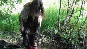 mori-girl-in-mud-and-water_24.jpg