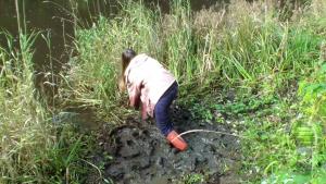 muddy-schoolgirl_15.jpg