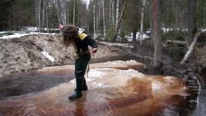 muddy-spring-pastimes-in-wader_21.jpg
