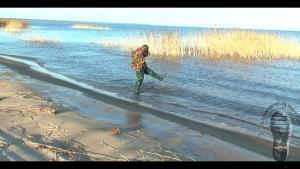 on-the-blue-lake-girl-in-gree_10.jpg