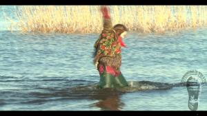 on-the-blue-lake-girl-in-gree_15.jpg