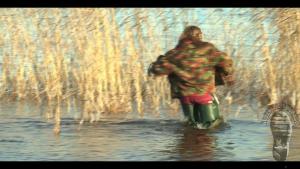 on-the-blue-lake-girl-in-gree_16.jpg