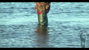 on-the-blue-lake-girl-in-gree_19.jpg