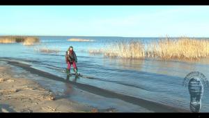 on-the-blue-lake-girl-in-gree_3.jpg