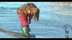 on-the-blue-lake-girl-in-gree_4.jpg