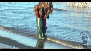 on-the-blue-lake-girl-in-gree_5.jpg