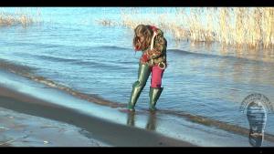 on-the-blue-lake-girl-in-gree_6.jpg