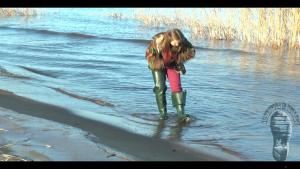 on-the-blue-lake-girl-in-gree_8.jpg