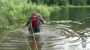 summer-wading-on-the-lake-in-g_10.jpg