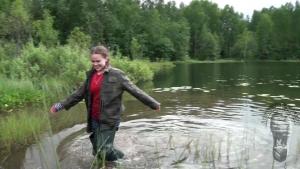 summer-wading-on-the-lake-in-g_12.jpg
