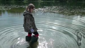 summer-wading-on-the-lake-in-g_2.jpg