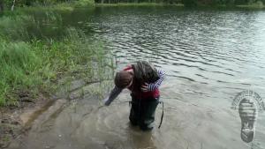 summer-wading-on-the-lake-in-g_21.jpg
