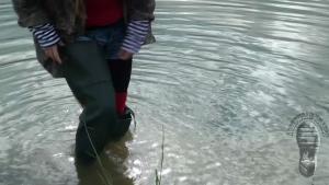 summer-wading-on-the-lake-in-g_3.jpg