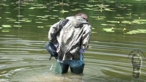 summer-wading-on-the-lake-in-g_4.jpg