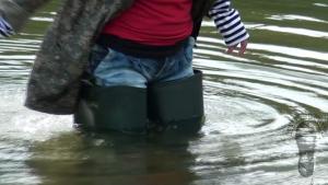 summer-wading-on-the-lake-in-g_5.jpg