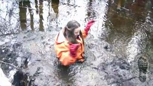 top-15-girls-in-water-and-mud_13.jpg