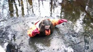 top-15-girls-in-water-and-mud_14.jpg