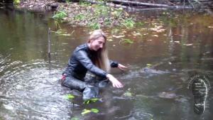 top-15-girls-in-water-and-mud_19.jpg