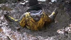 top-15-girls-in-water-and-mud_21.jpg