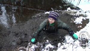 top-15-girls-in-water-and-mud_24.jpg